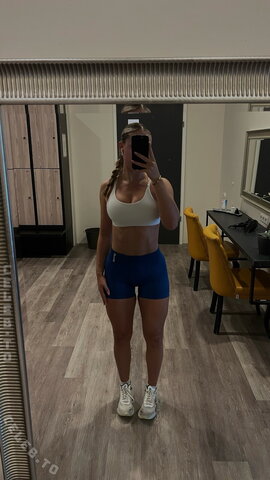 lara.gbdt nude photo 16