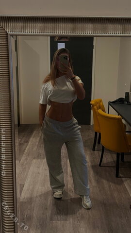 lara.gbdt nude photo 13