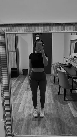 lara.gbdt nude photo 12