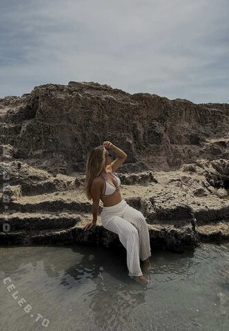 lara.gbdt nude photo 5