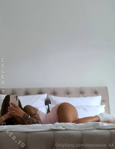 Lara.uth nude photo 55