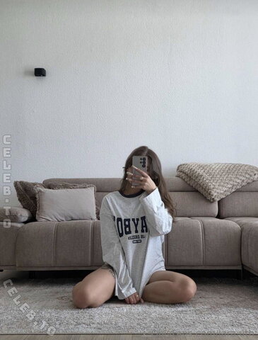 Lara.uth nude photo 25
