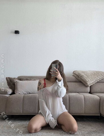 Lara.uth nude photo 11