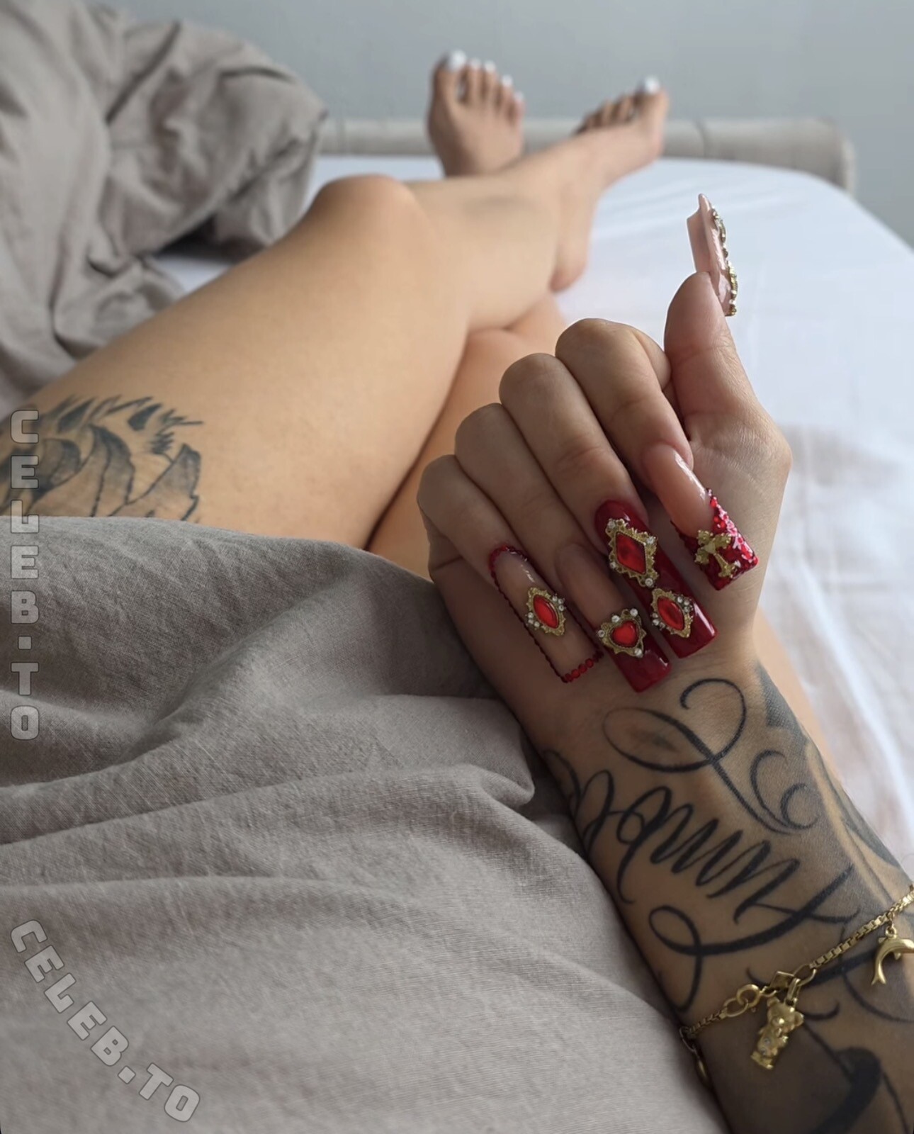 Lara.uth nude photo 1