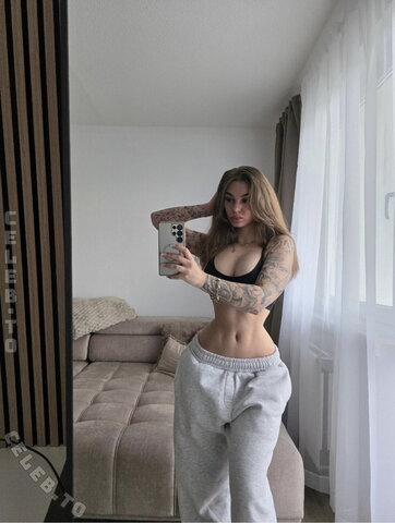 Lara.uth nude photo 3