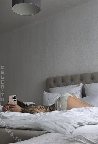 Lara.uth nude photo 2