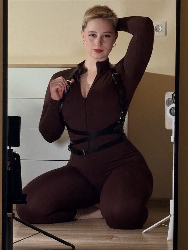 largecat.energyTaia nude photo 7