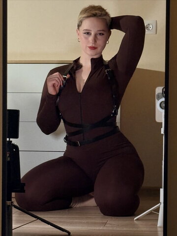 largecat.energyTaia nude photo 1