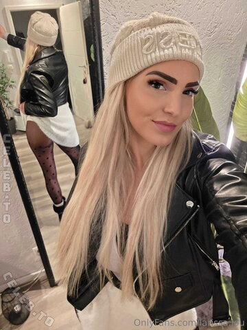 Larissa Lou nude photo 14