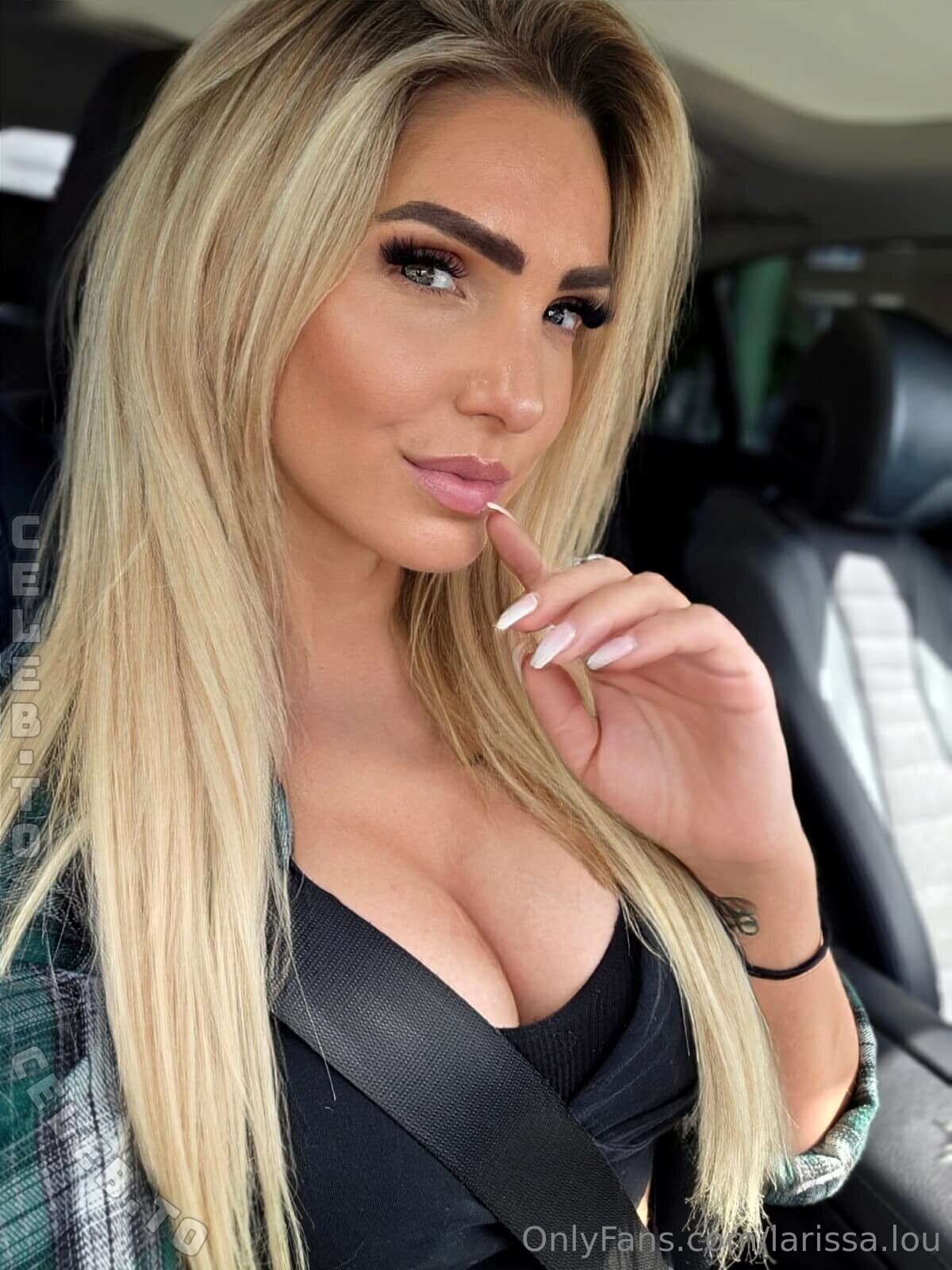 Larissa Lou nude photo 3