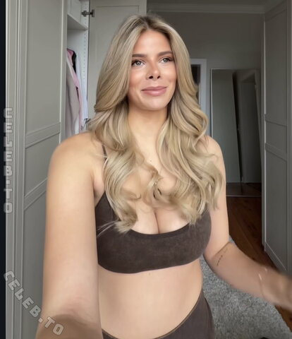 Larissa Neumann nude photo 19