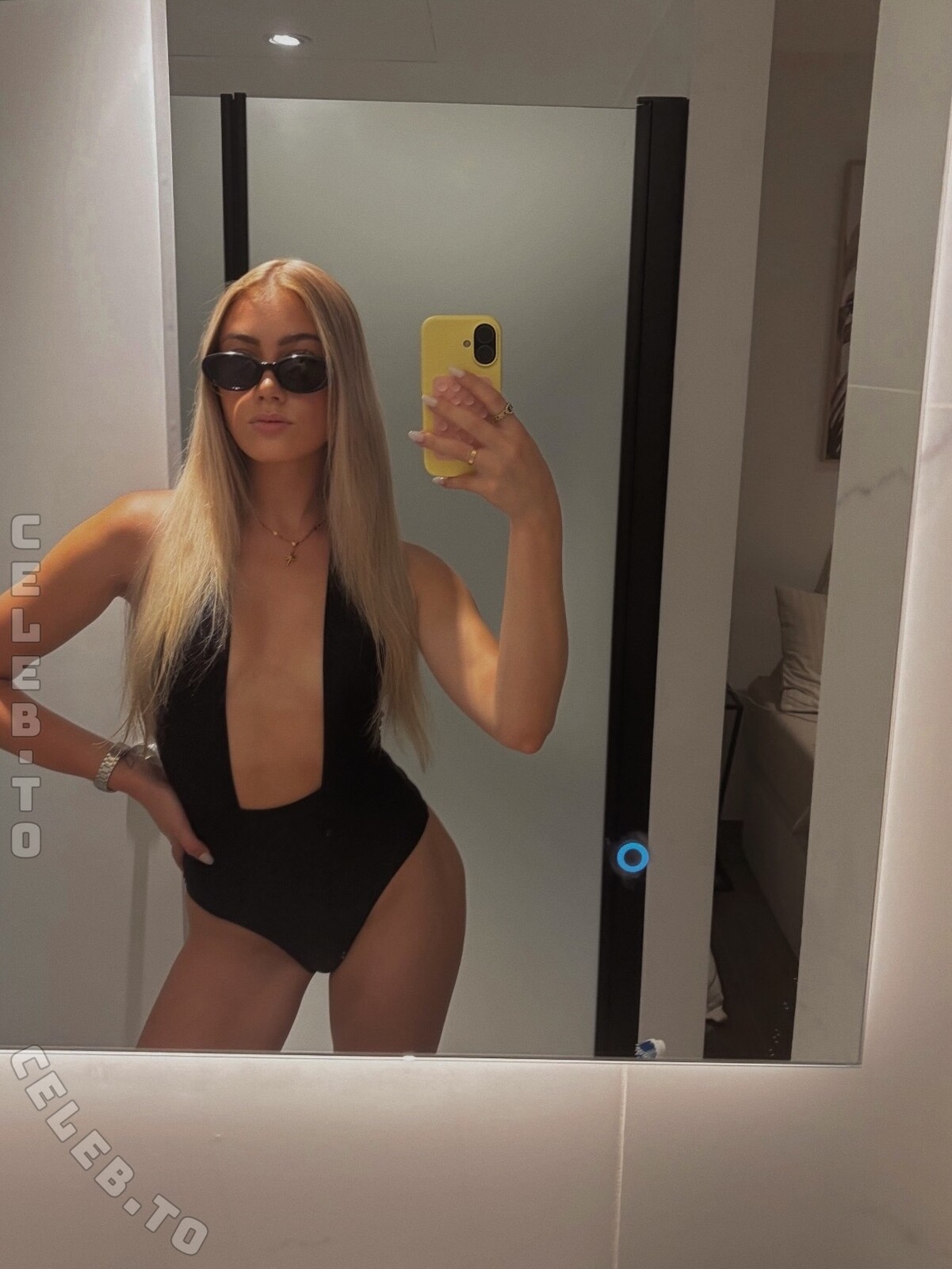Larissa Oberste nude photo 2