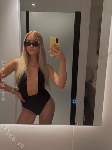 Larissa Oberste nude photo 2