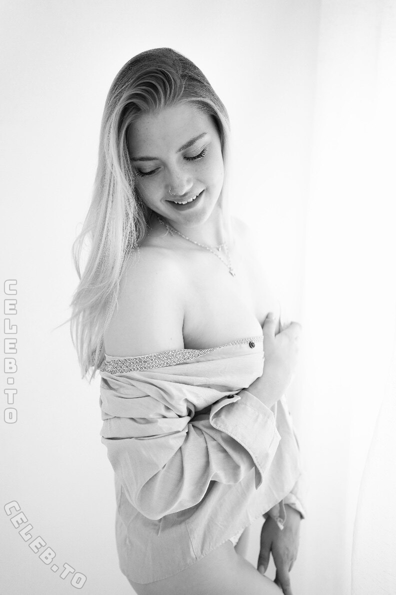 larissa_228 nude photo 1