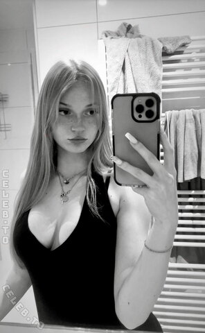 Larissa.775 nude photo 7