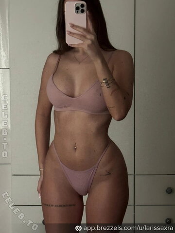 Larissaxra nude photo 9