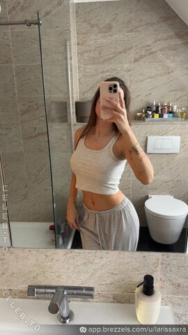 Larissaxra nude photo 7