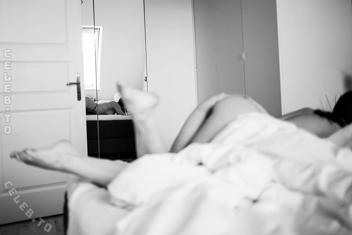 Late.night.ego nude photo 3