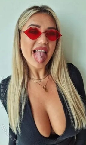 Laura aka Captain_lulli – Techno Girl Laura 👾 Friends among others with Jade Britani.