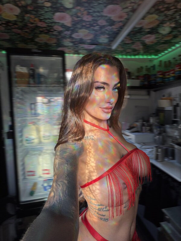 Laura Barista nude photo 5