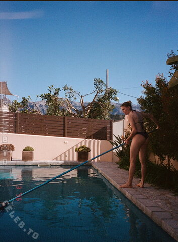 Laura Freigang nude photo 7