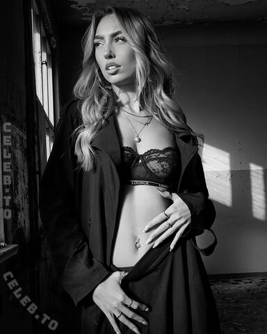 Laura Hummer nude photo 13