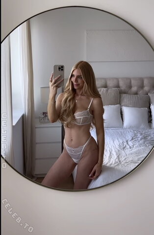 Laura Joelle nude photo 5