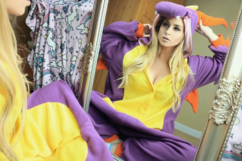 Laura Legends nude photo 7