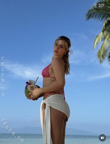 Laura Michelle nude photo 22