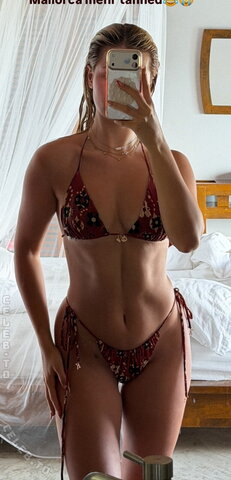 Laura Michelle nude photo 27
