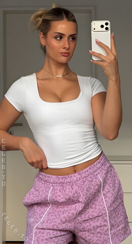 Laura Michelle nude photo 10