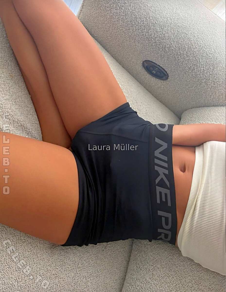 Laura Müller nude photo 14