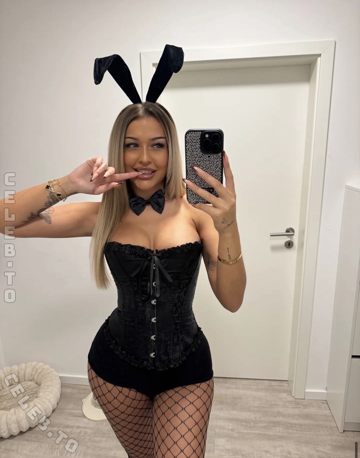 Laura Moradi nude photo 3