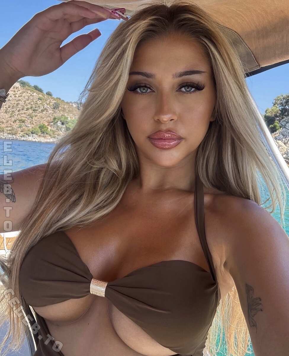 Laura Moradi nude photo 3