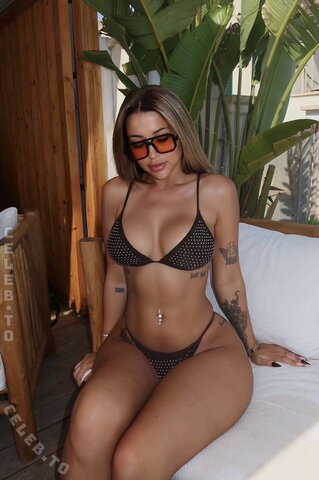 Laura Moradi nude photo 9