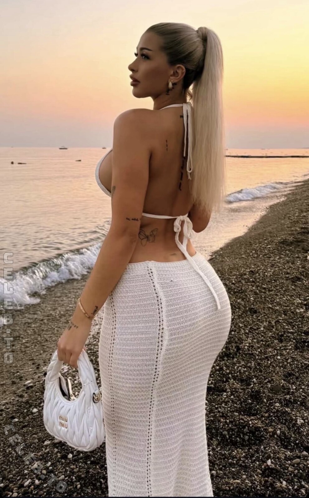 Laura Moradi nude photo 3