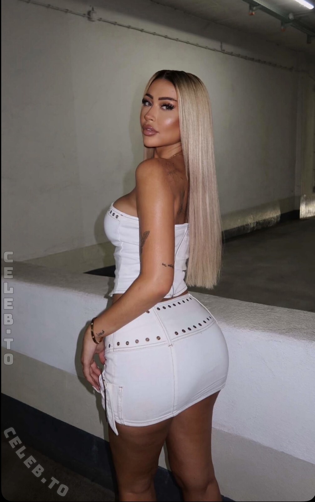 Laura Moradi nude photo 4
