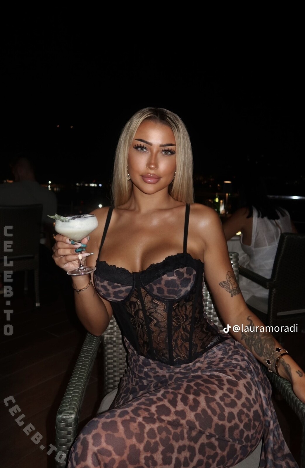 Laura Moradi nude photo 3