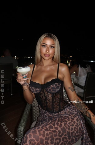 Laura Moradi nude photo 5