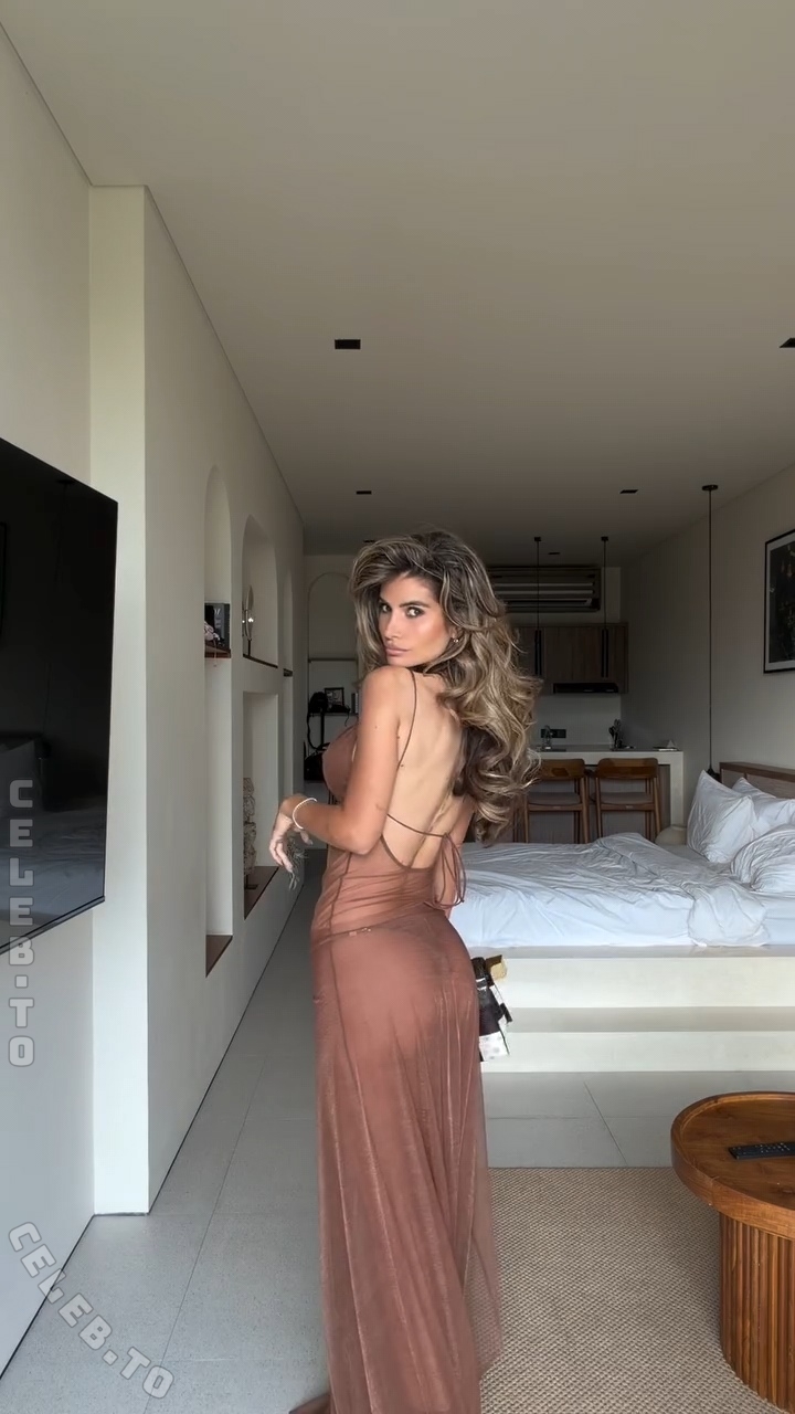 Laura Schultz nude photo 2