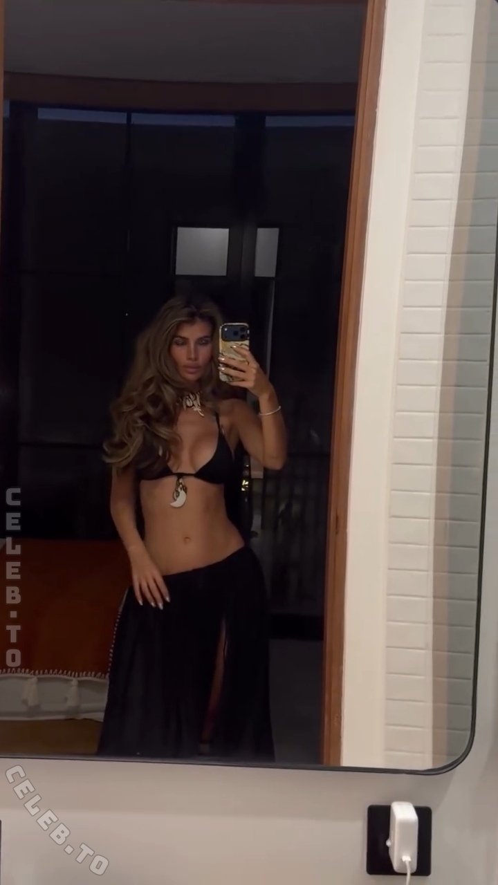 Laura Schultz nude photo 4