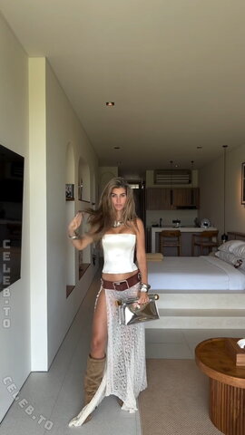 Laura Schultz nude photo 26