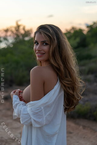 Laura Schultz nude photo 4