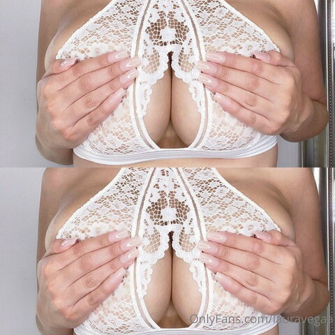 Laura Vega nude photo 4