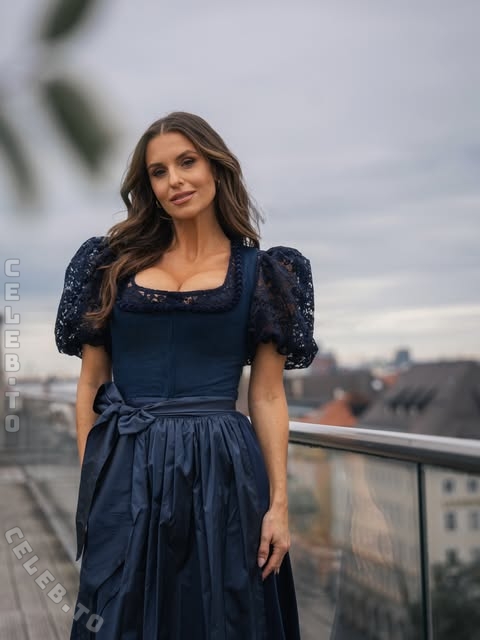 Laura Wontorra nude photo 2