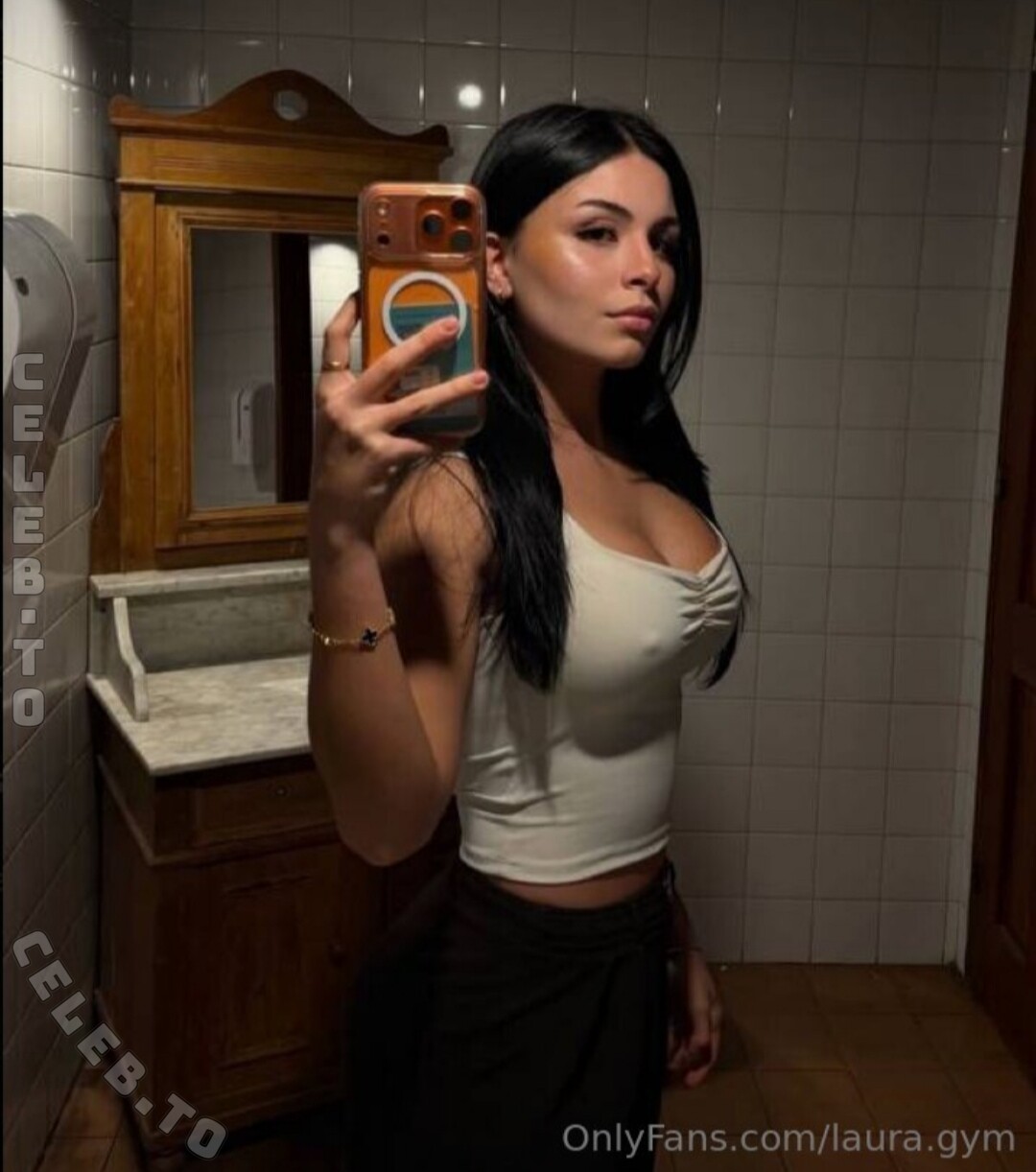 laura.gym nude photo 1