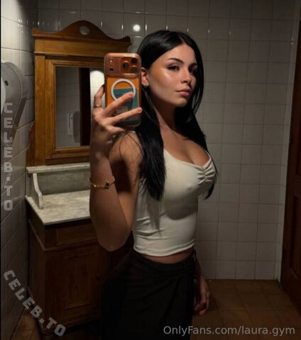 laura.gym – Recently with black hair and augmented breasts