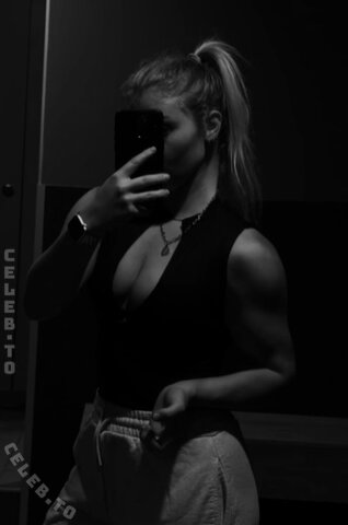 Laura.hsmr nude photo 14