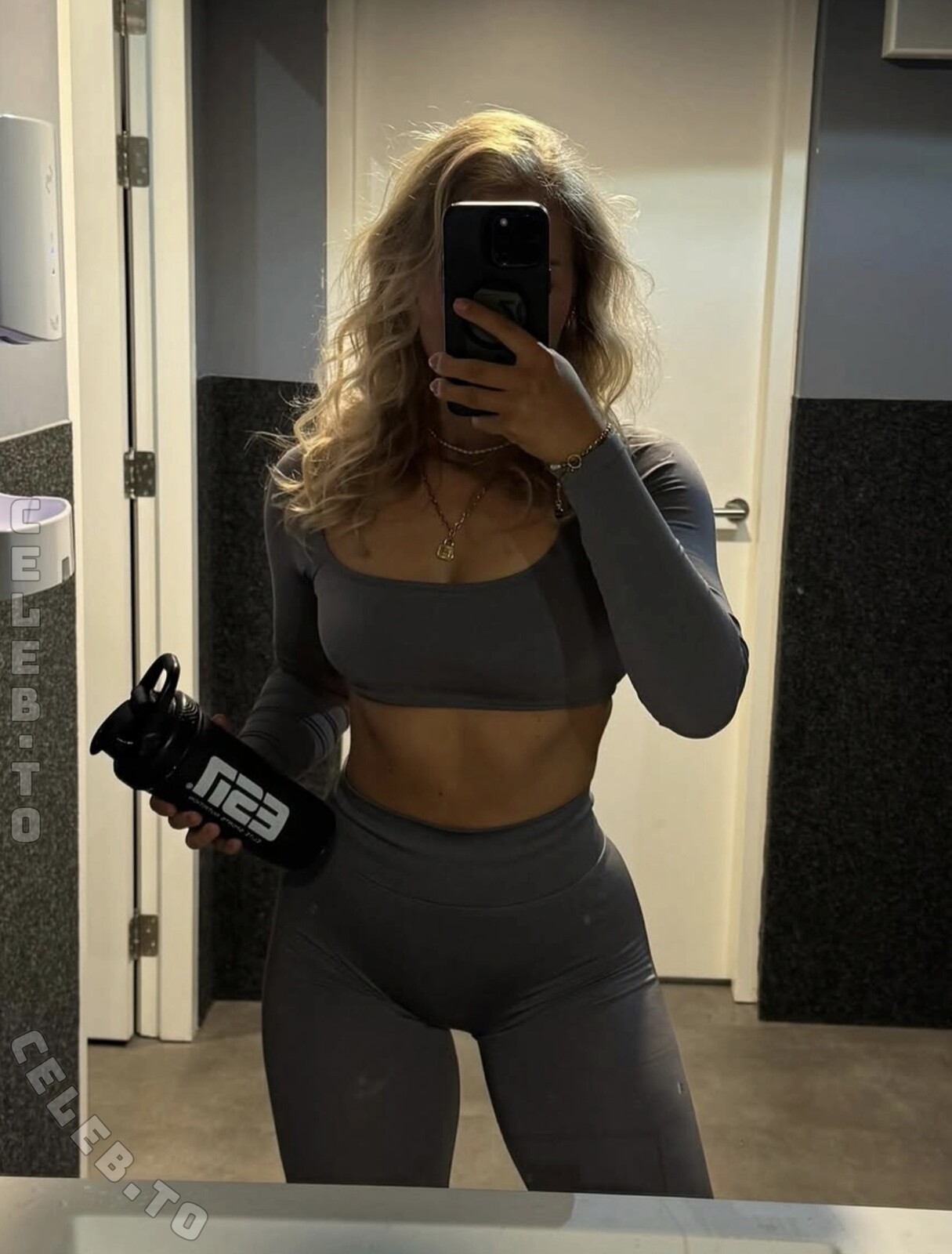 Laura.hsmr nude photo 2