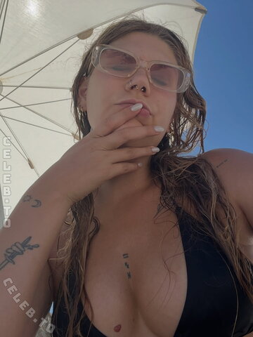 laura.rs nude photo 1